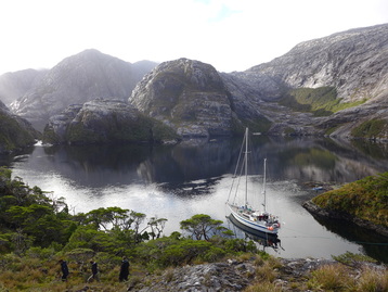 Anchored for the night in Caleta Brecknock
