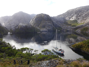 Anchored for the night in Caleta Brecknock